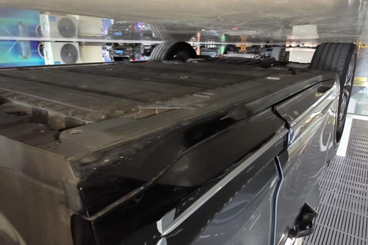 Used Nio ES6 2025 75 kWh Left Side Sill