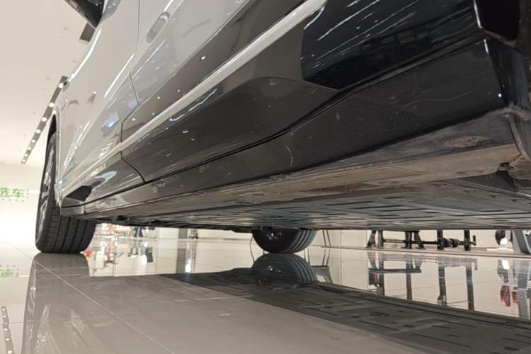 Used Nio ES6 2025 75 kWh Left Side Sill