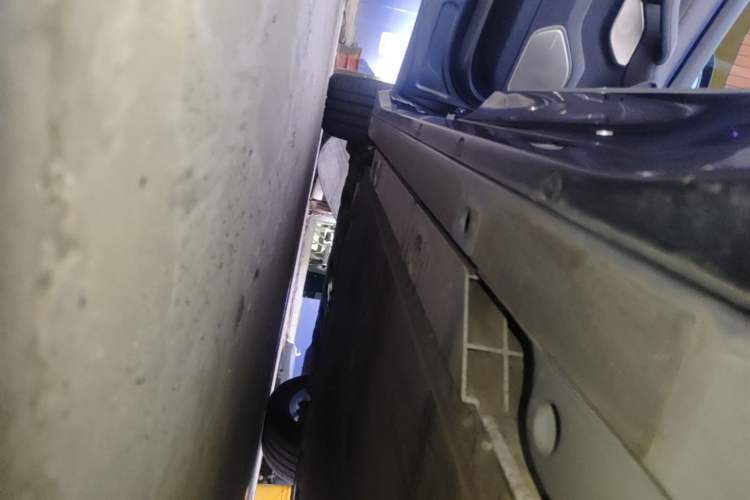 Used Nio ES6 2025 75 kWh Left Side Sill