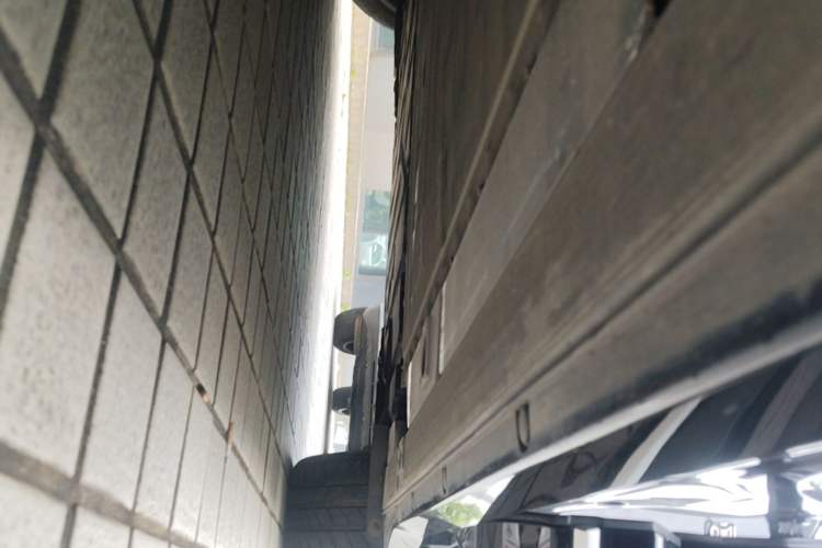 Used Nio ES6 2025 75 kWh Left Side Sill