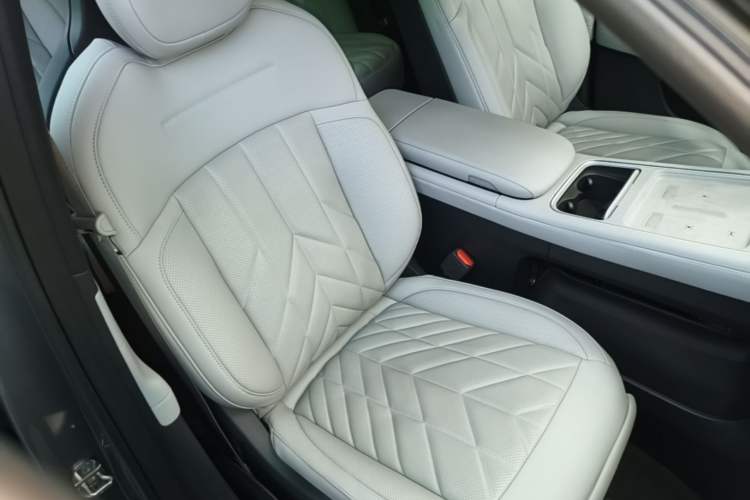 Used Nio ES6 2025 75 kWh Right Front Seat