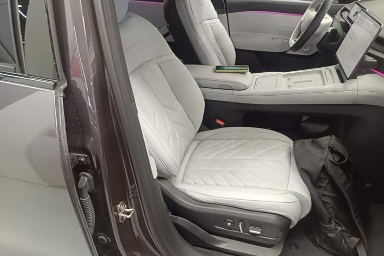 Used Nio ES6 2025 75 kWh Right Front Seat