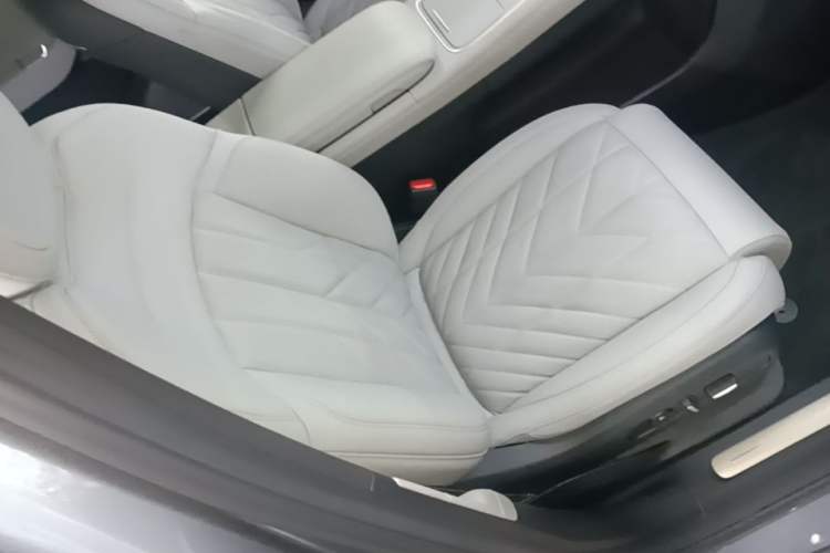 Used Nio ES6 2025 75 kWh Right Front Seat