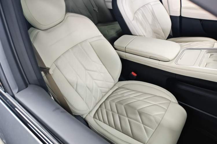 Used Nio ES6 2025 75 kWh Right Front Seat