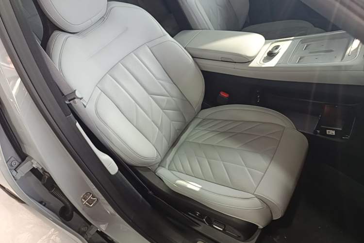Used Nio ES6 2025 75 kWh Right Front Seat