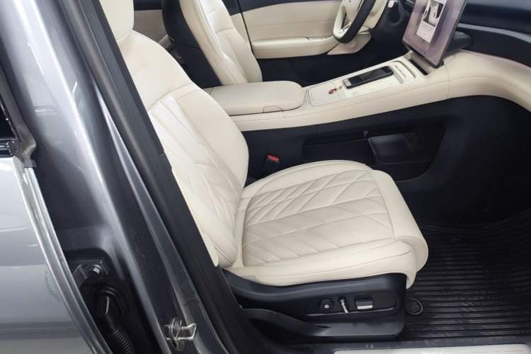 Used Nio ES6 2025 75 kWh Right Front Seat