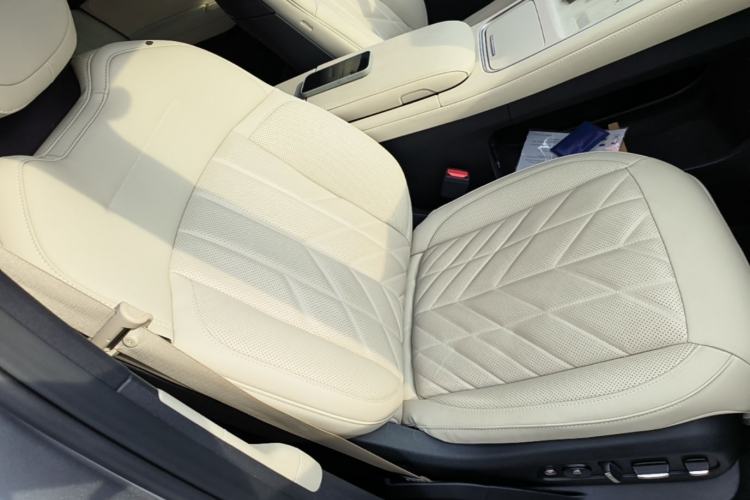 Used Nio ES6 2025 75 kWh Right Front Seat