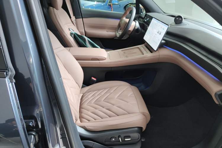 Used Nio ES6 2025 75 kWh Right Front Seat