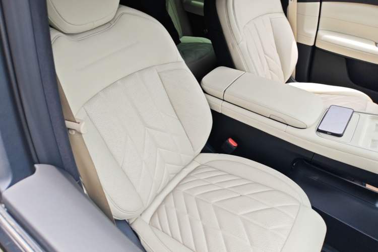 Used Nio ES6 2025 75 kWh Right Front Seat