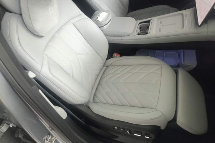 Used Nio ES6 2025 75 kWh Right Front Seat
