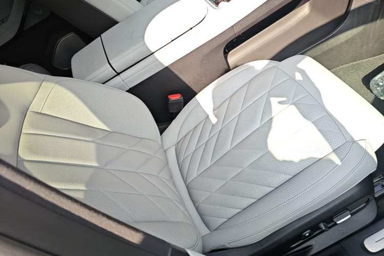 Used Nio ES6 2025 75 kWh Right Front Seat