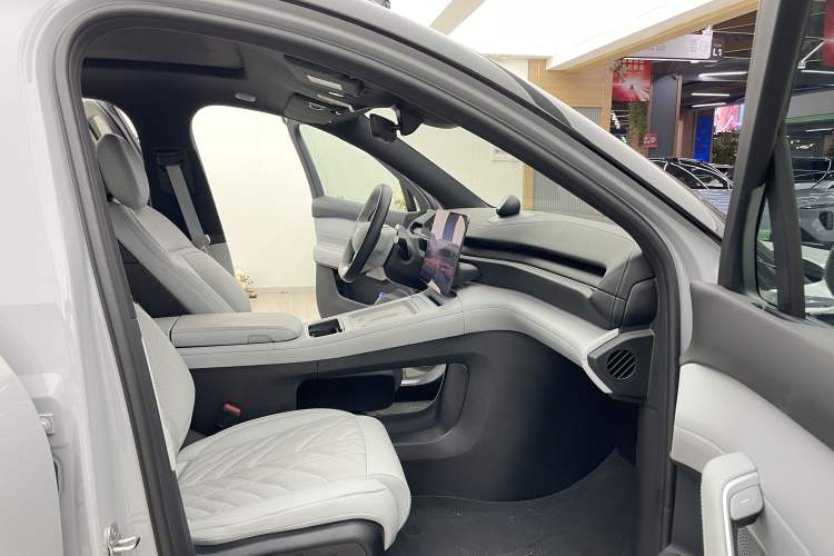 Used Nio ES6 2025 75 kWh Right Front Seat
