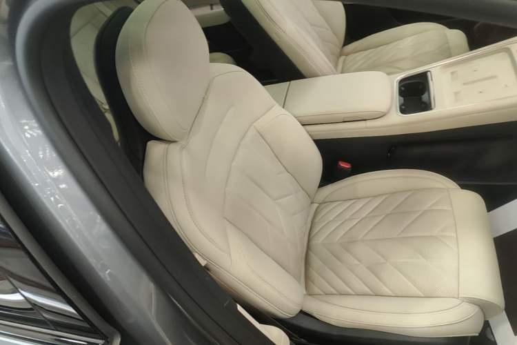 Used Nio ES6 2025 75 kWh Right Front Seat