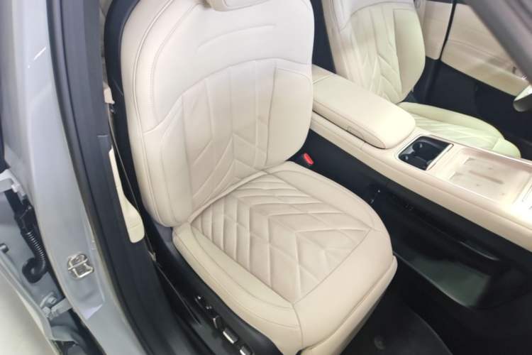 Used Nio ES6 2025 75 kWh Right Front Seat