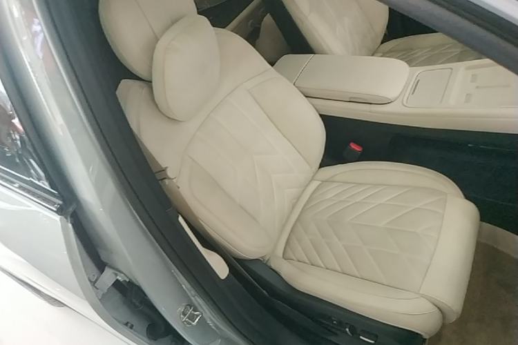 Used Nio ES6 2025 75 kWh Right Front Seat