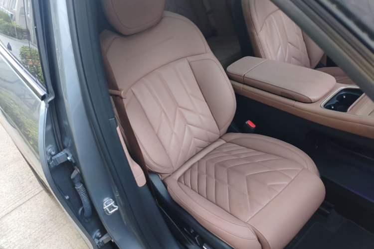 Used Nio ES6 2025 75 kWh Right Front Seat