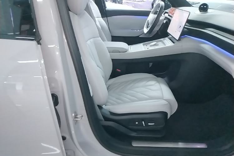 Used Nio ES6 2025 75 kWh Right Front Seat