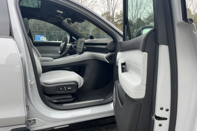 Used Nio ES6 2025 75 kWh Right Front Seat