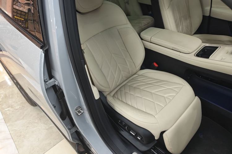 Used Nio ES6 2025 75 kWh Right Front Seat