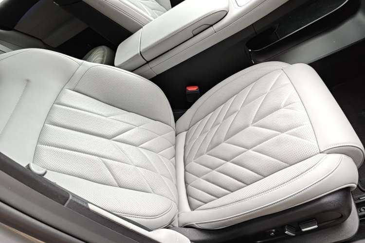 Used Nio ES6 2025 75 kWh Right Front Seat