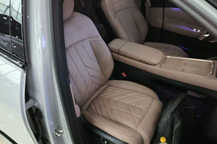 Used Nio ES6 2025 75 kWh Right Front Seat