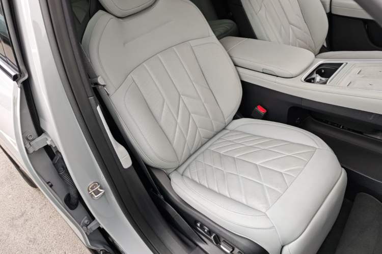 Used Nio ES6 2025 75 kWh Right Front Seat