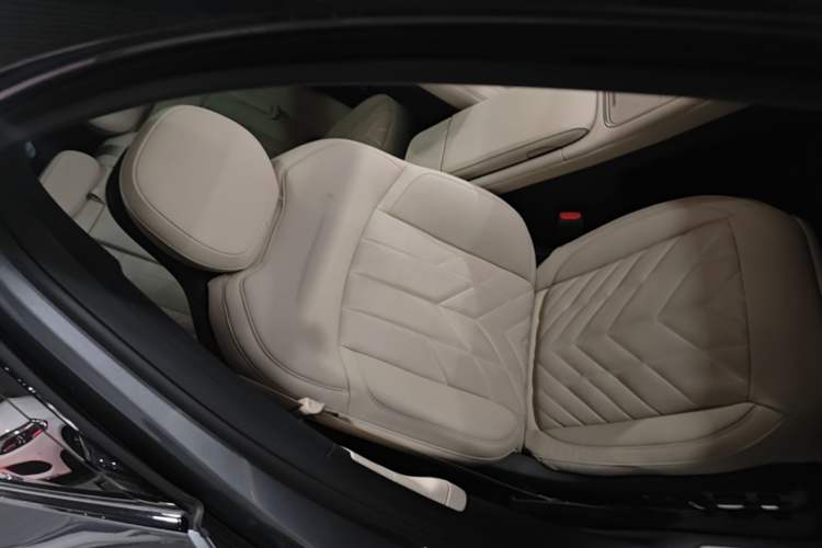 Used Nio ES6 2025 75 kWh Right Front Seat