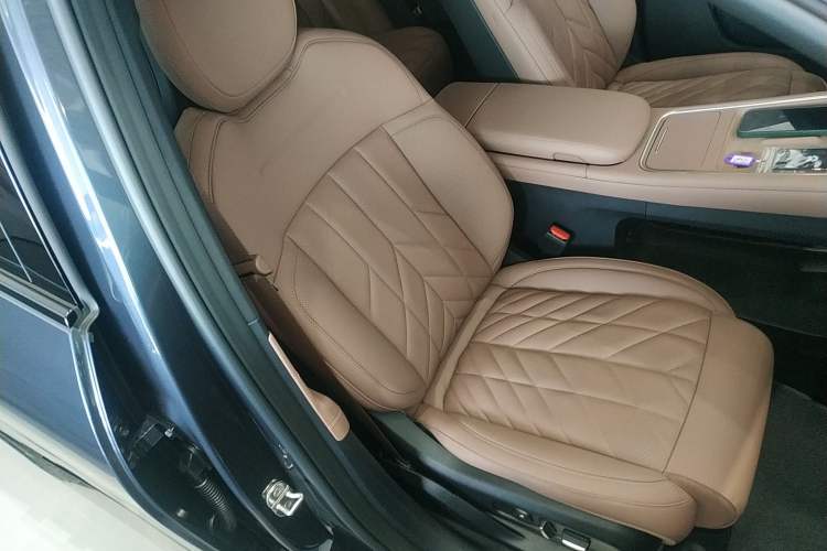 Used Nio ES6 2025 75 kWh Right Front Seat