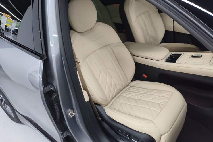 Used Nio ES6 2025 75 kWh Right Front Seat