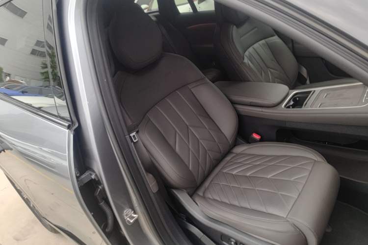 Used Nio ES6 2025 75 kWh Right Front Seat