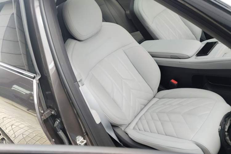 Used Nio ES6 2025 75 kWh Right Front Seat