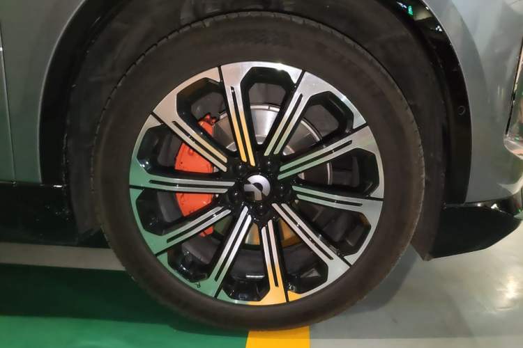 Used Nio ES6 2025 75 kWh Right Front Wheel Hub