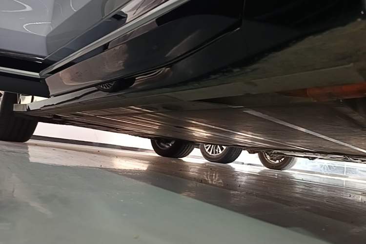 Used Nio ES6 2025 75 kWh Right Side Sill