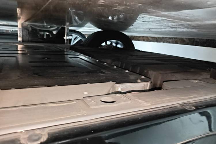 Used Nio ES6 2025 75 kWh Right Side Sill
