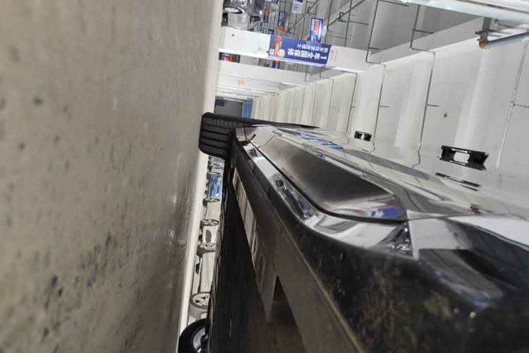 Used Nio ES6 2025 75 kWh Right Side Sill