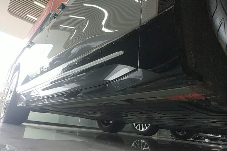 Used Nio ES6 2025 75 kWh Right Side Sill