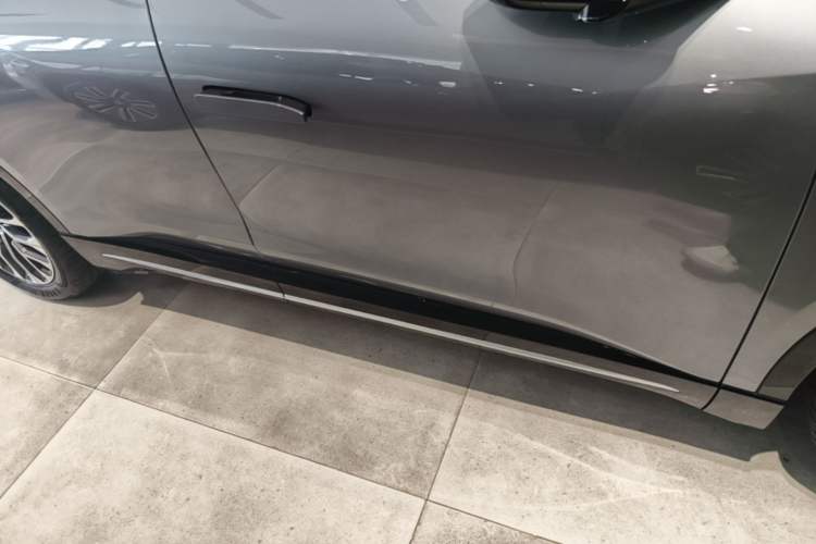 Used Nio ES6 2025 75 kWh Right Side Sill