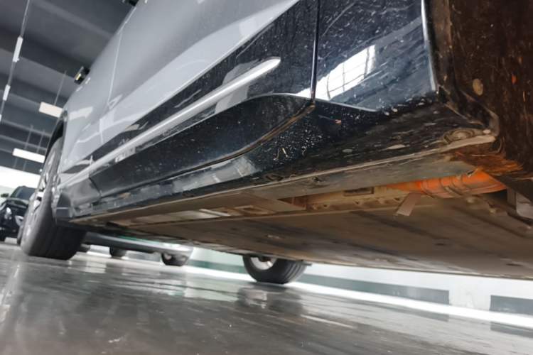 Used Nio ES6 2025 75 kWh Right Side Sill