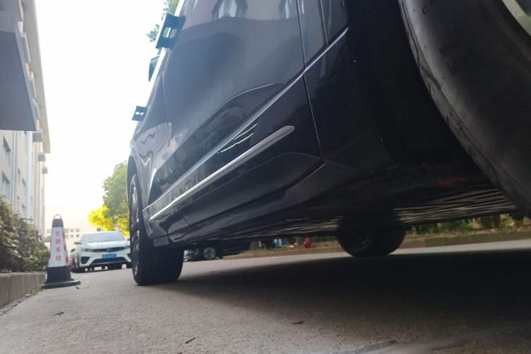 Used Nio ES6 2025 75 kWh Right Side Sill
