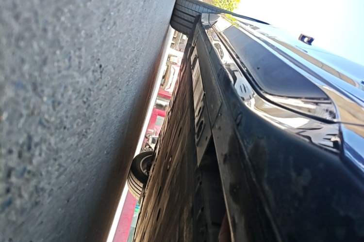 Used Nio ES6 2025 75 kWh Right Side Sill