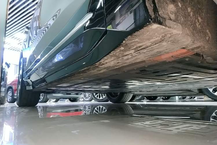 Used Nio ES6 2025 75 kWh Right Side Sill