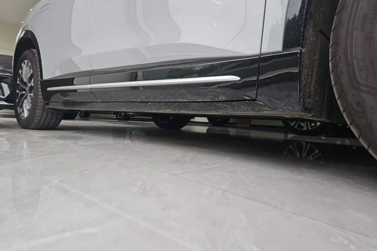 Used Nio ES6 2025 75 kWh Right Side Sill