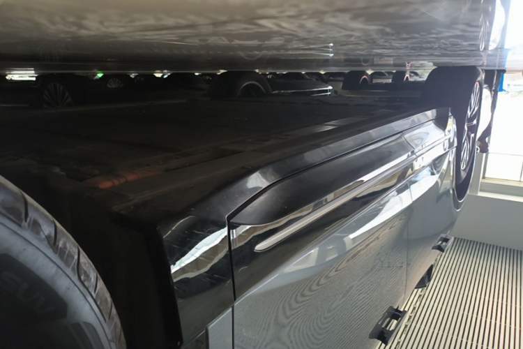 Used Nio ES6 2025 75 kWh Right Side Sill