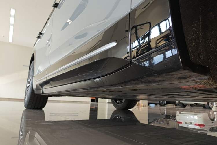 Used Nio ES6 2025 75 kWh Right Side Sill