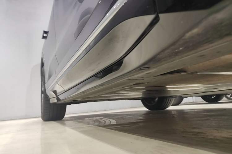 Used Nio ES6 2025 75 kWh Right Side Sill