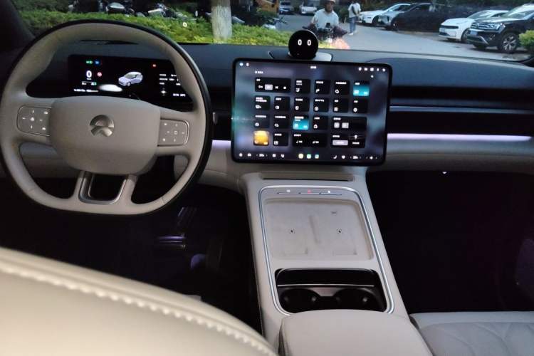Used Nio ES6 2025 75 kWh Center Console