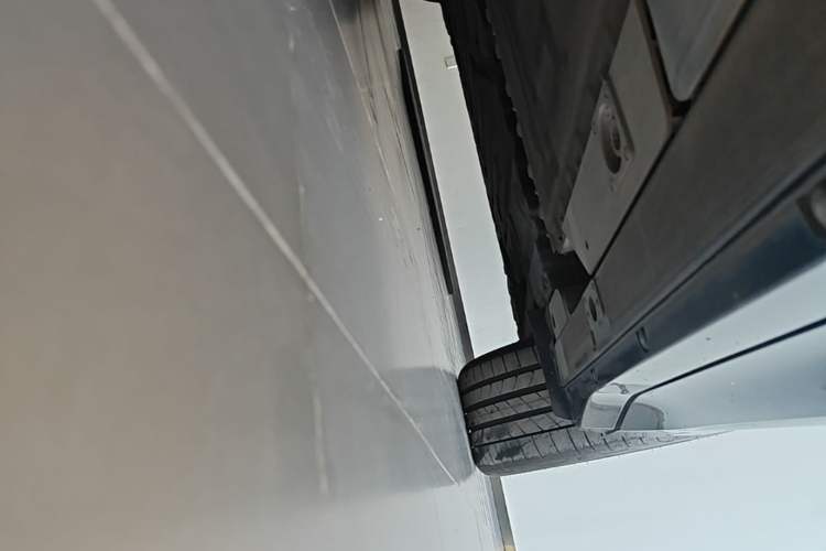 Used Nio ES6 2025 75 kWh Left Side Sill