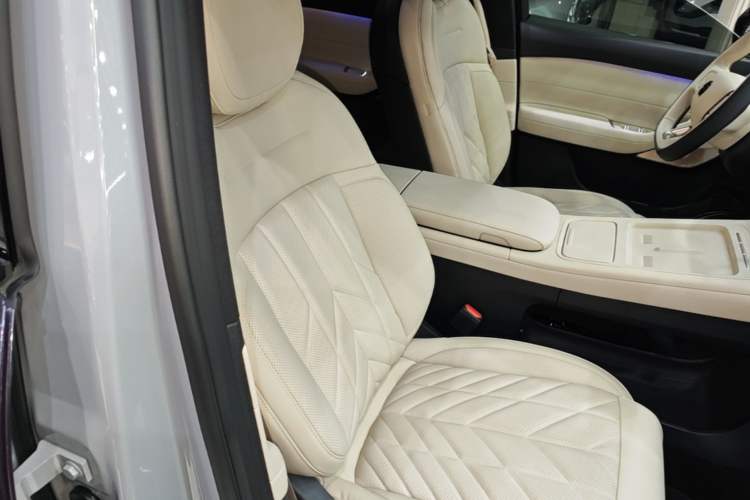 Used Nio ES6 2025 75 kWh Right Front Seat