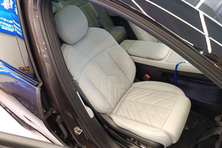 Used Nio ES6 2025 75 kWh Right Front Seat