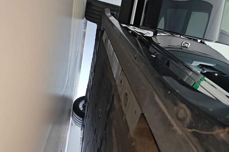 Used Nio ES6 2025 75 kWh Right Side Sill